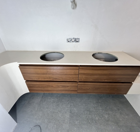 Microcement (Resistone) naadloze inloopdouches en strakke badkamers zonder breekwerk. Ideaal voor renovatieprojecten in Bonheiden HGS WERKEN.